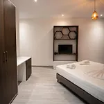 The Honeycomb Boutique غوليم