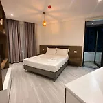 The Honeycomb Boutique غوليم